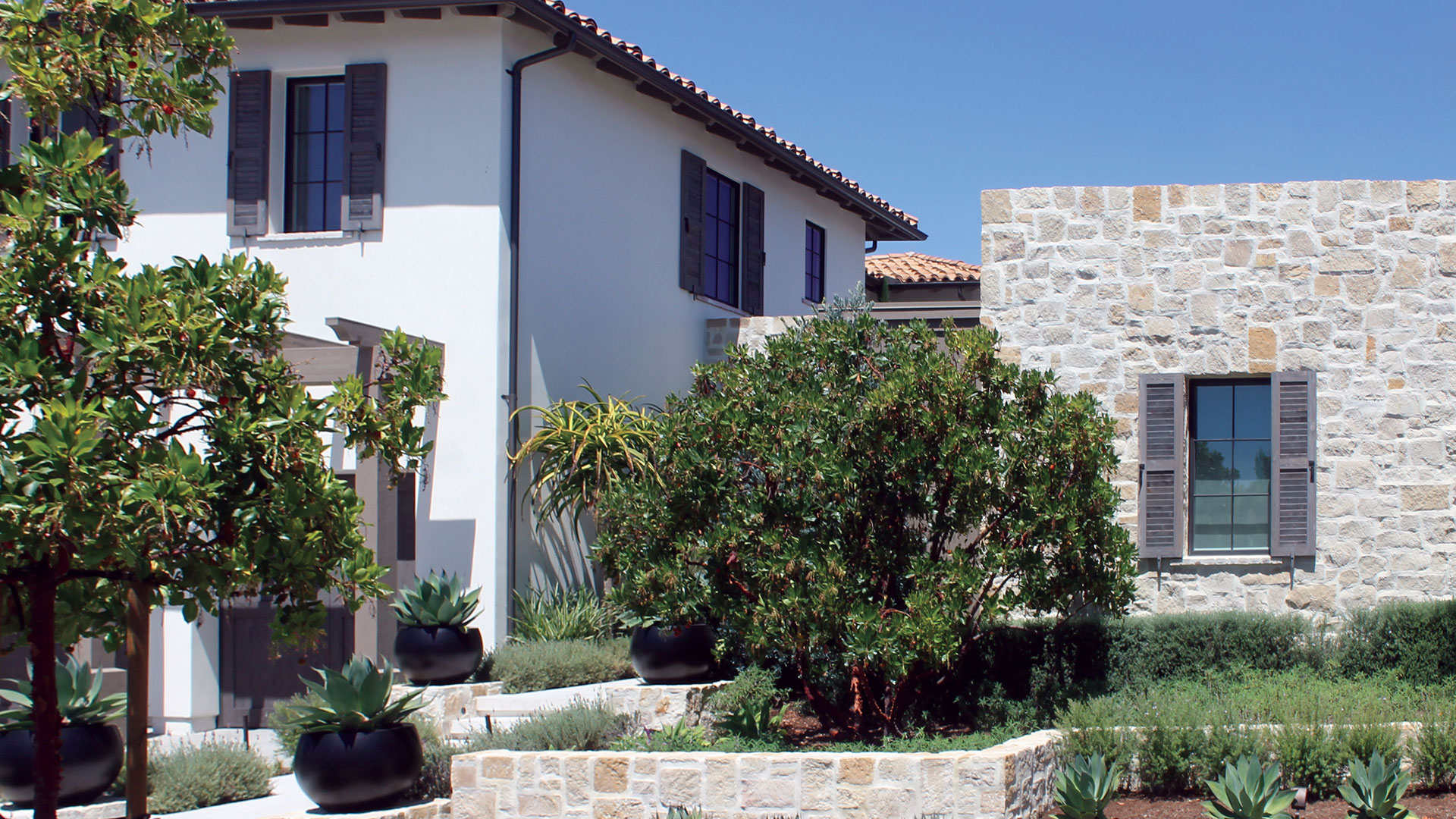 Modern home with Honey Buff Rubble thin veneer installed on exterior walls