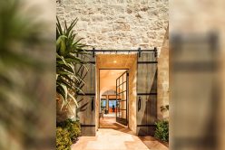 Front entryway to home with Honey Buff Rubble thin veneer installed on exterior of home