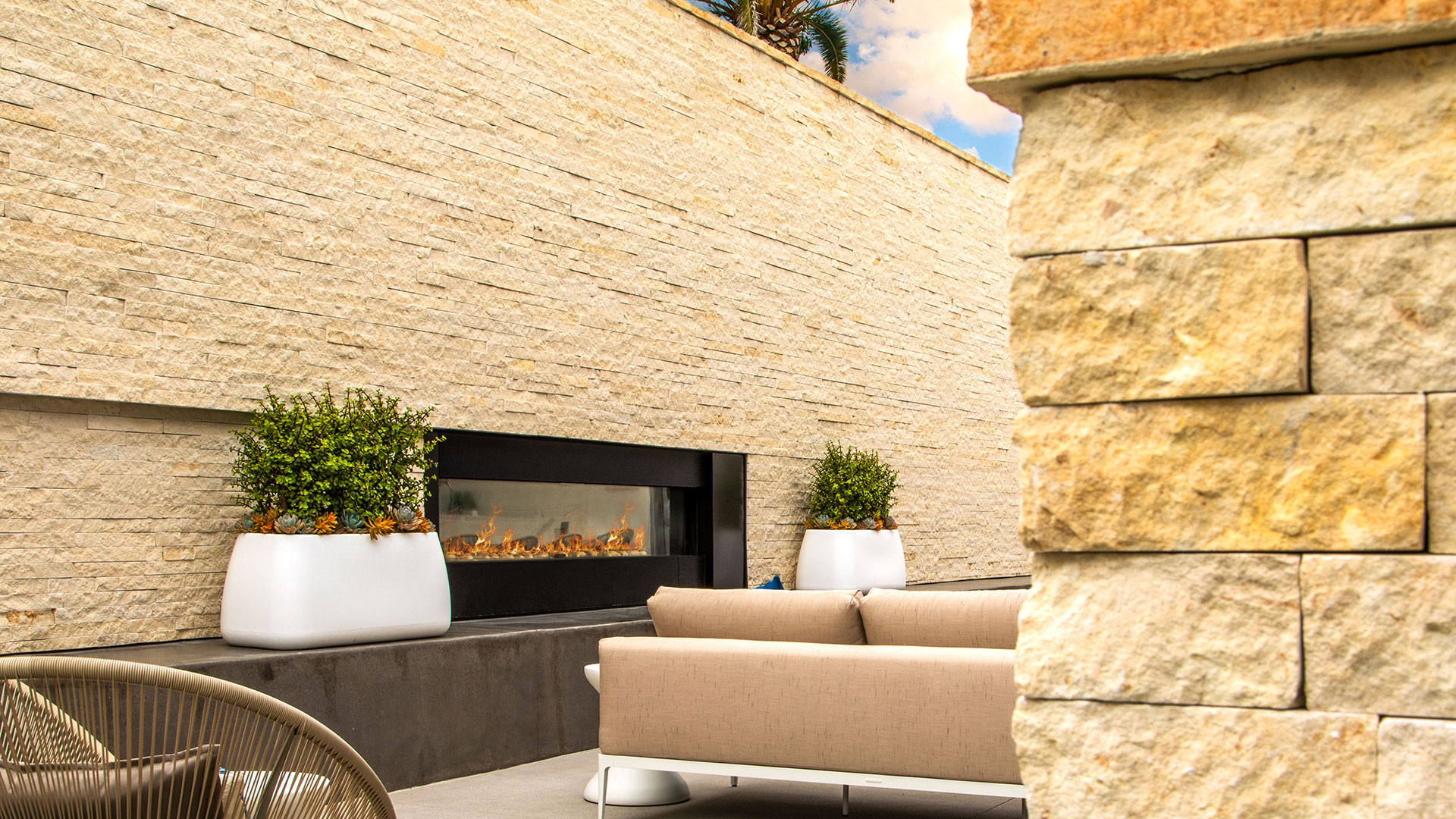 Camilla Neo Ledge: Split thin veneer installed on a exterior wall with fireplace