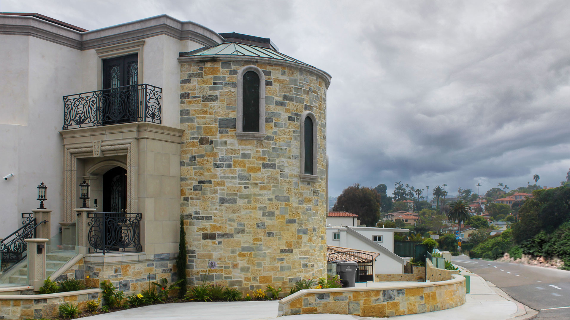 Cottage Cream Rubble natural stone thin veneer installed on exterior walls of custom home