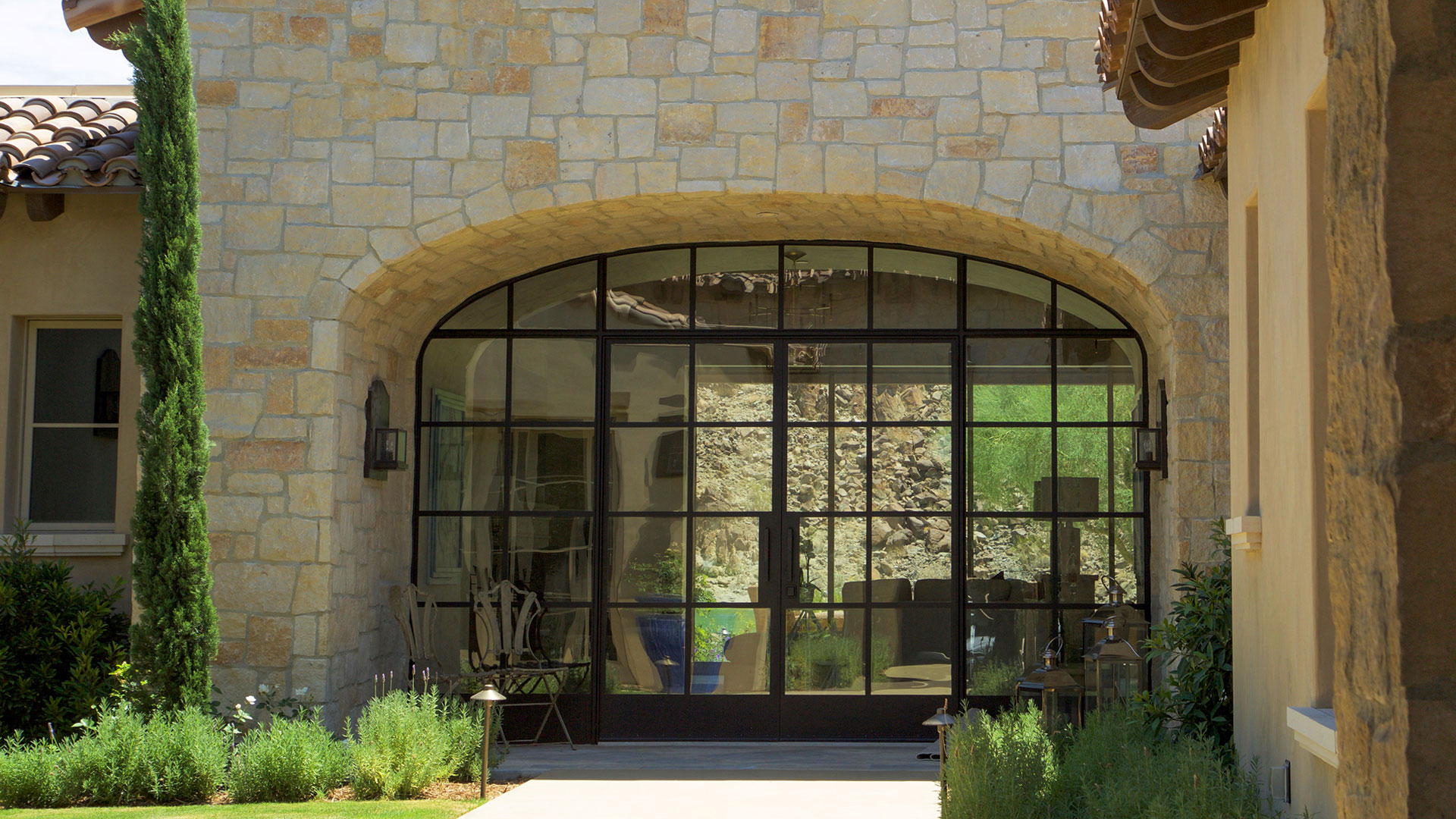 Home exterior walls installed with Regent Buff Rubble thin veneer