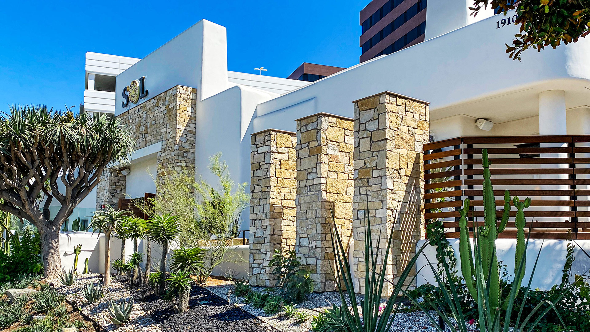 Tuscan Blend Rubble natural stone thin veneer installed on exterior of commercial building.
