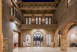 outdoor courtyard with Tuscan Blend Rubble thin veneer installed on columns and walls