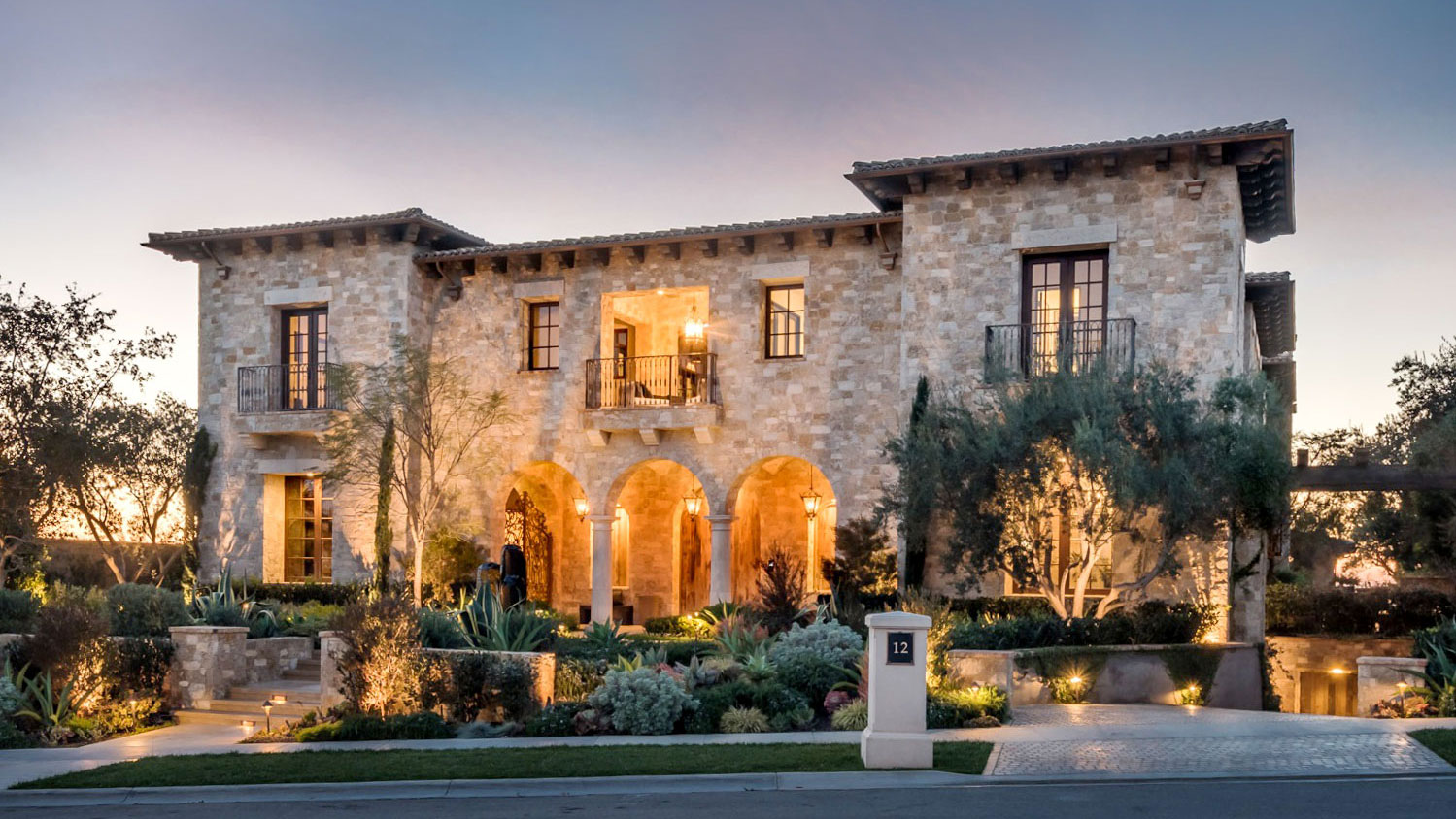 modern home with Tuscan Blend Rubble thin veneer installed on exterior walls