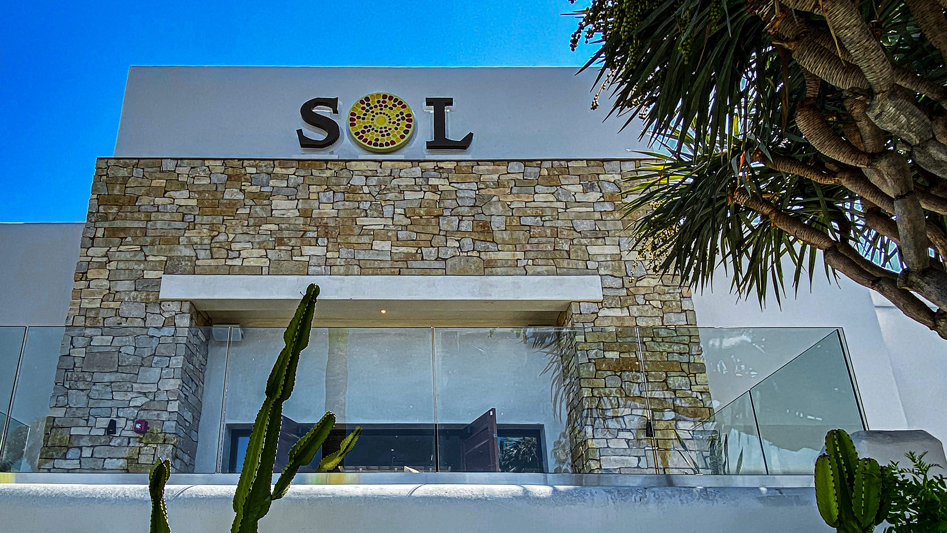 Tuscan Blend Rubble natural stone thin veneer installed on exterior of commercial building.