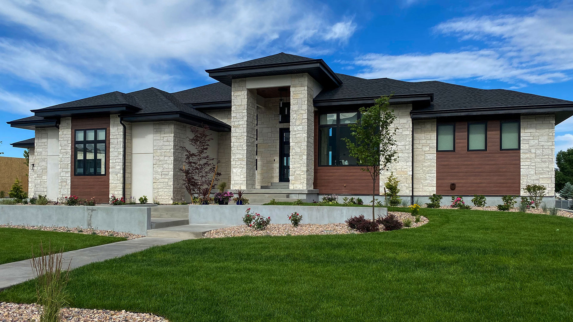 front of house with Blanco Traditional thin veneer installed on exterior walls