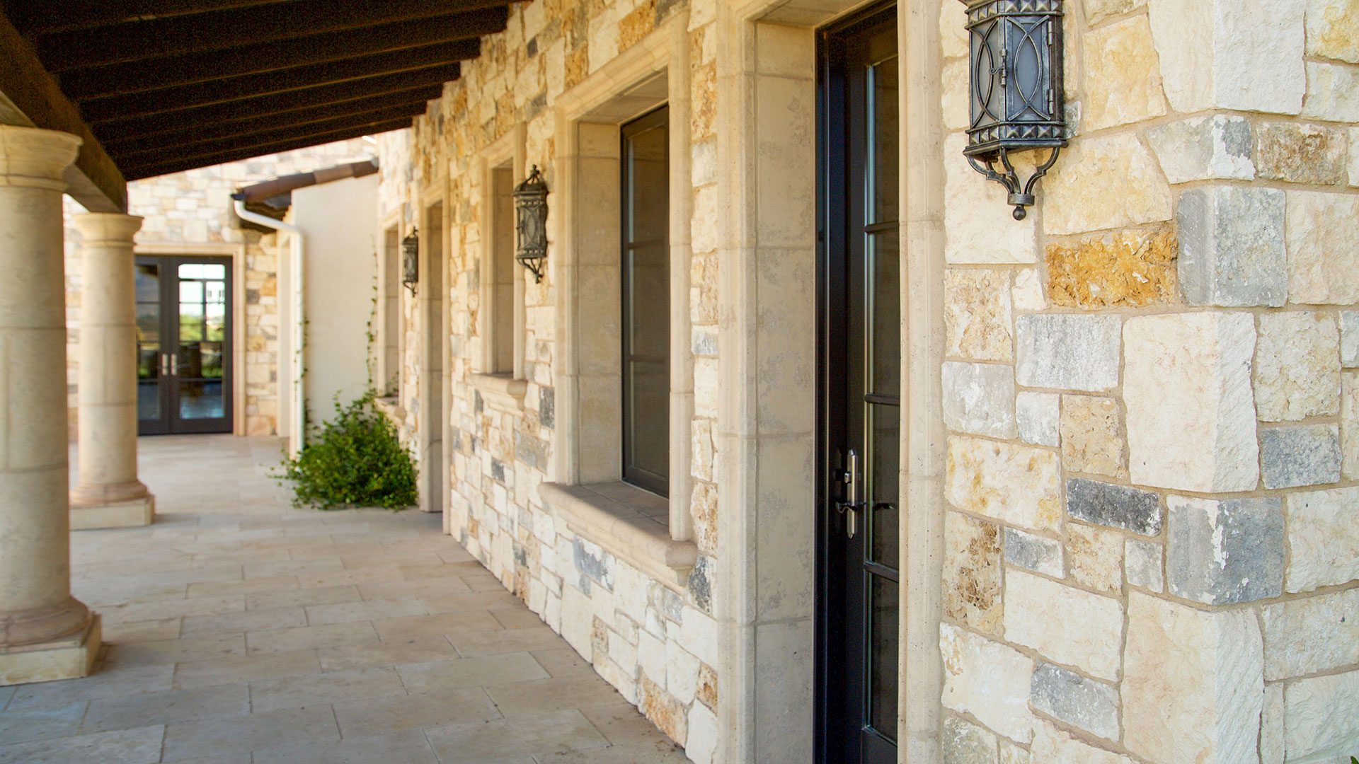 exterior wall of home with Cottage Cream Traditional thin veneer installed