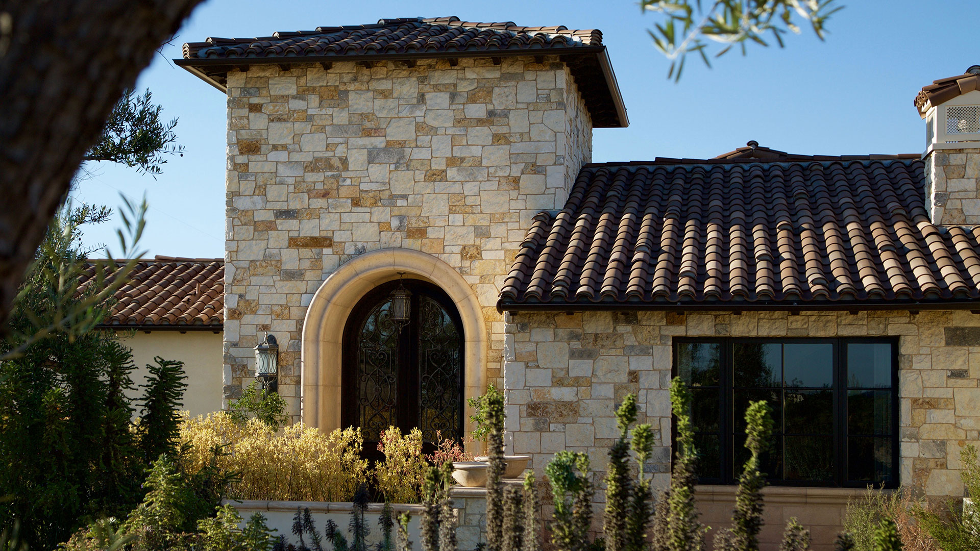 entrance to home with Cottage Cream Traditional thin veneer installed on exterior walls