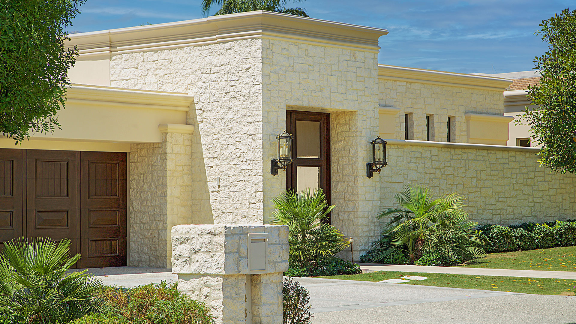 home entry way with exterior walls installed with cream traditional thin veneer