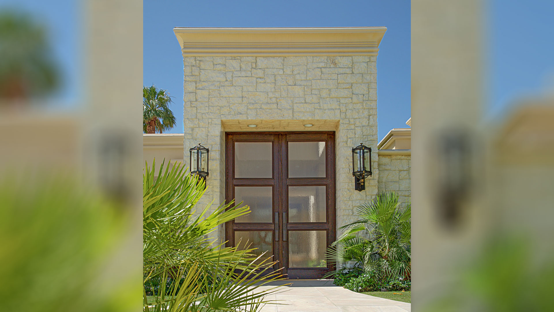 front of home with exterior walls installed with cream traditional thin veneer