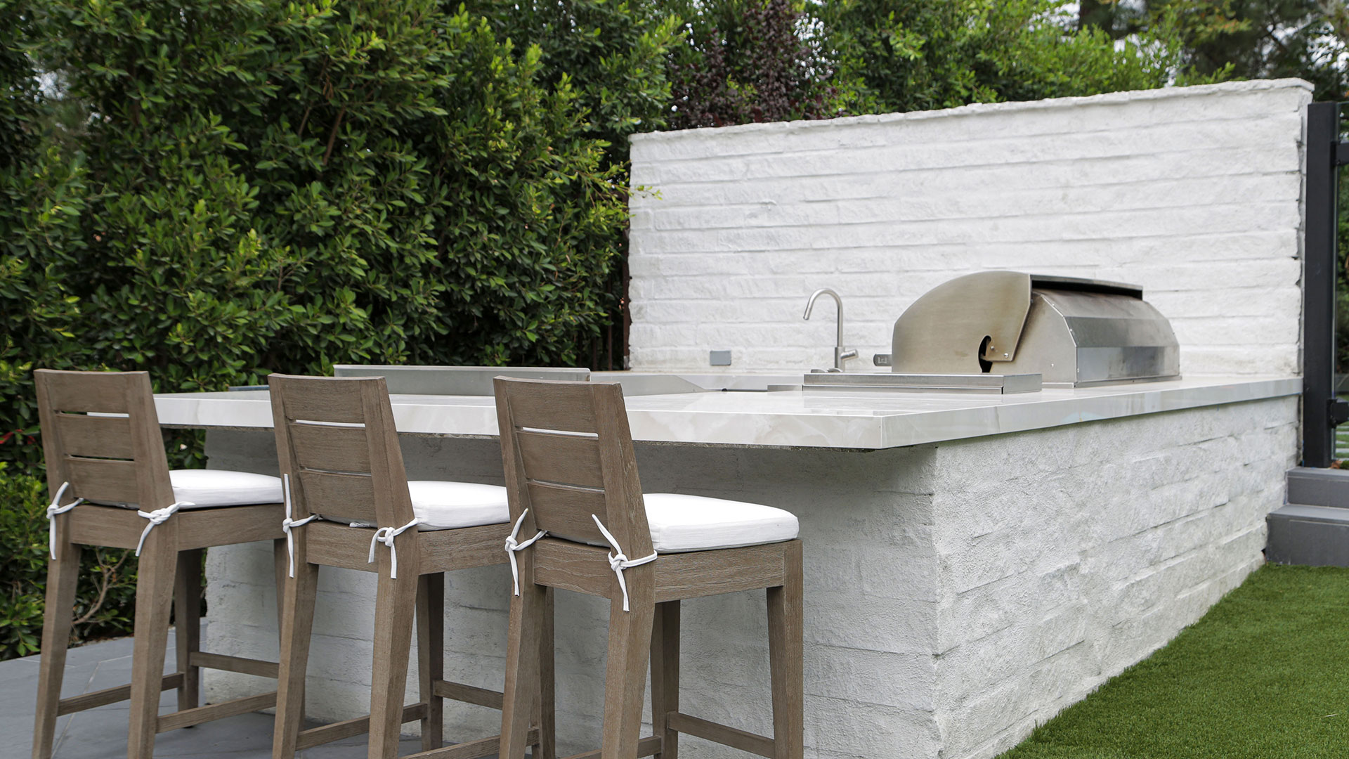 Maya Neo Ledge Split with Overwash installed on outside entertainment area