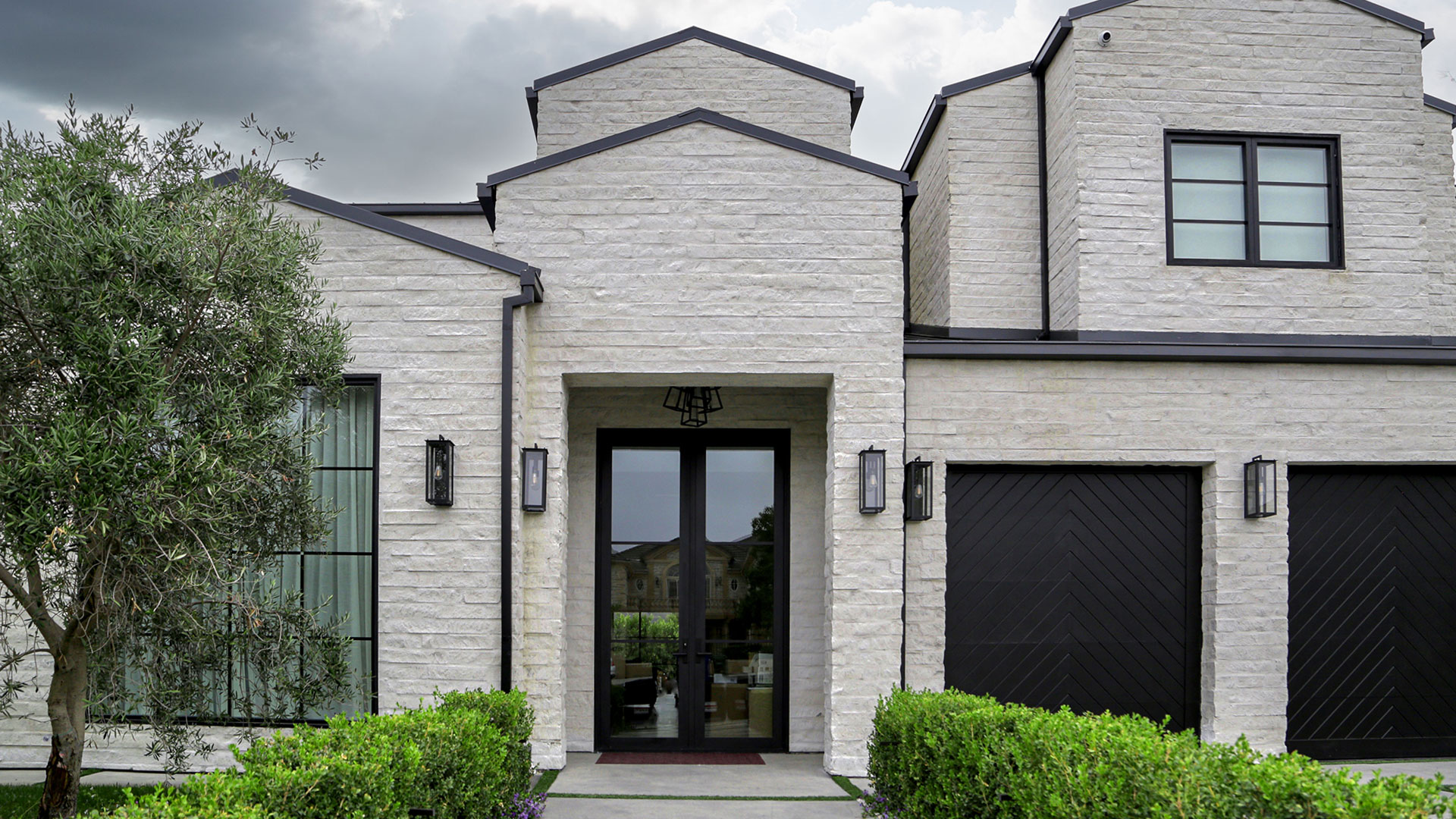 Maya Neo Ledge Split with Overwash installed on exterior of home