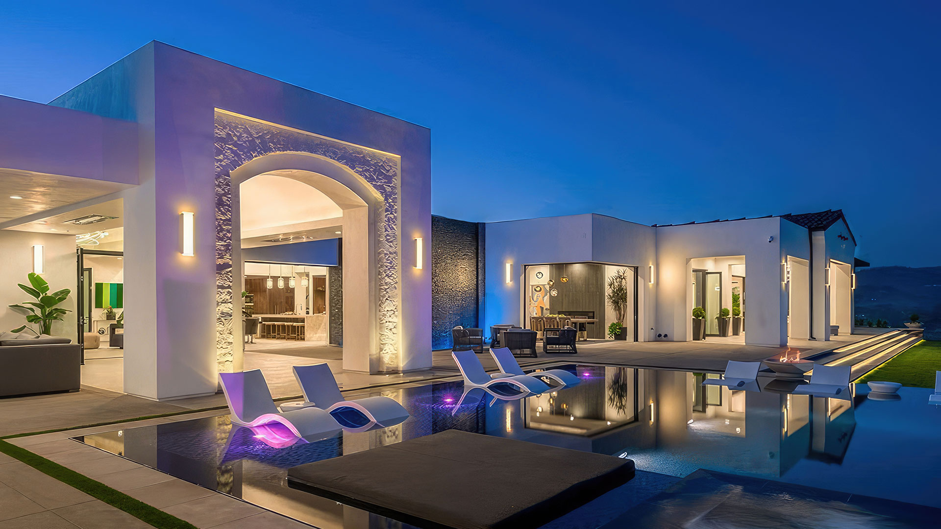 Blanco Rubble natural stone thin veneer with Mortar wash installed on exterior walls of home.