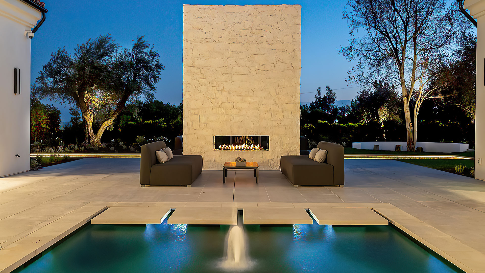 Blanco Rubble natural stone thin veneer with Mortar wash installed on exterior walls of home.